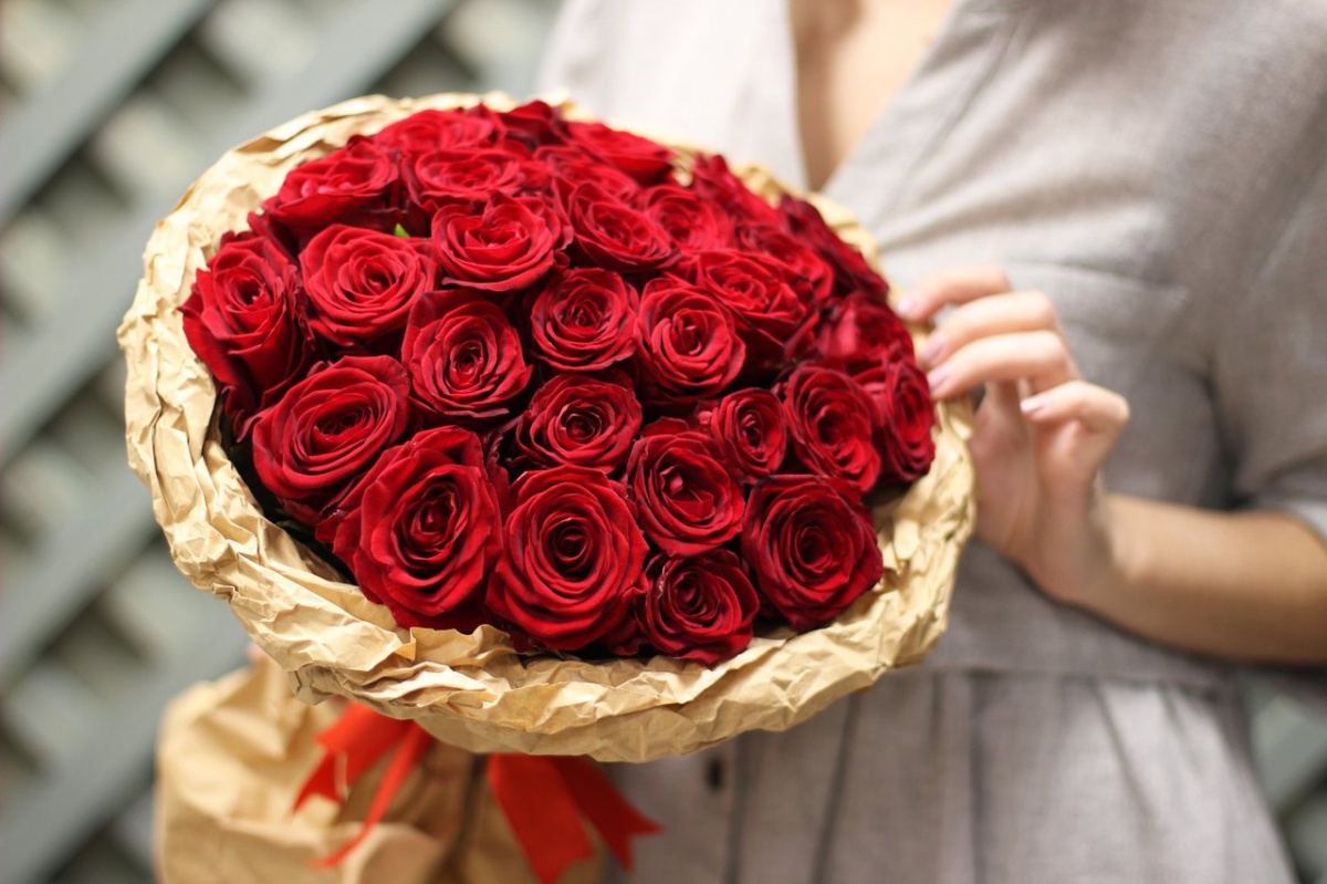 Красные розы с доставкой- особенности выбора